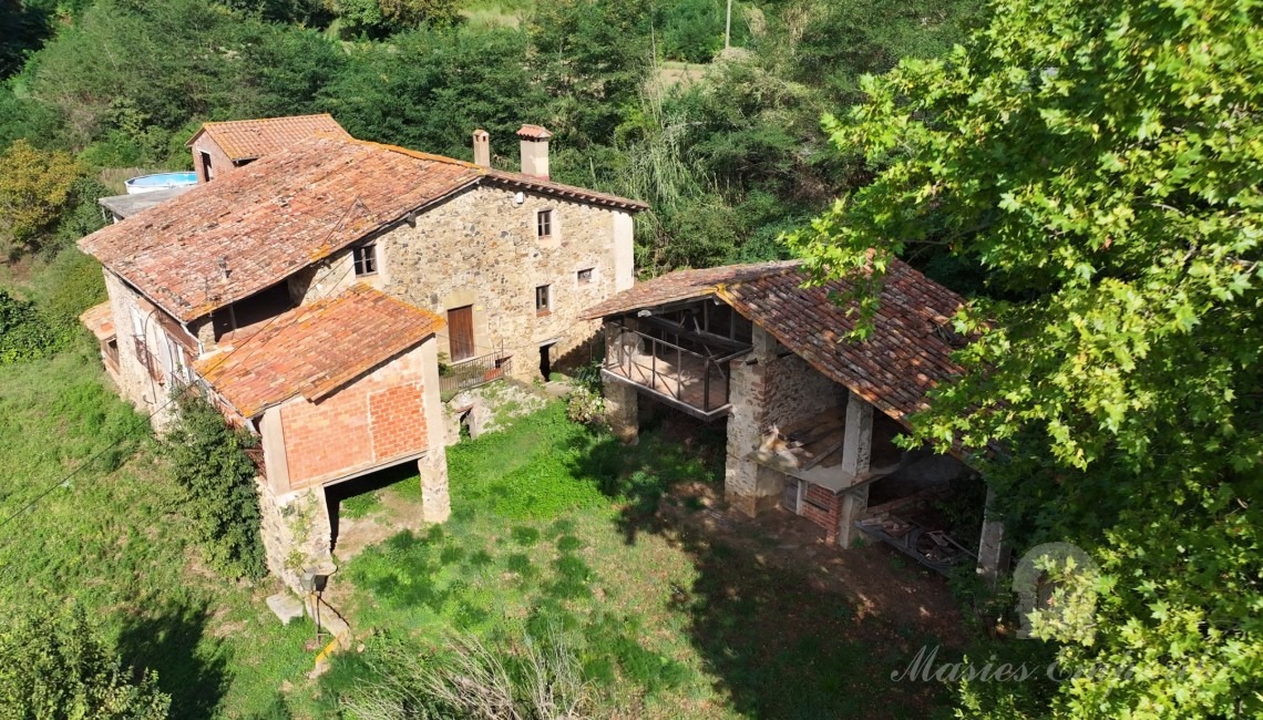 Vistas del conjunto de la masía Vistas del conjunto de la masía