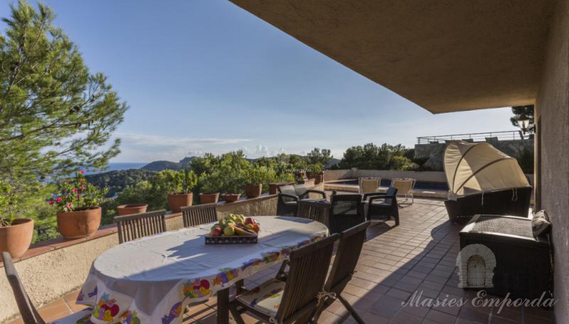 Terraza de la casa con vistas a las calas del entorno. 