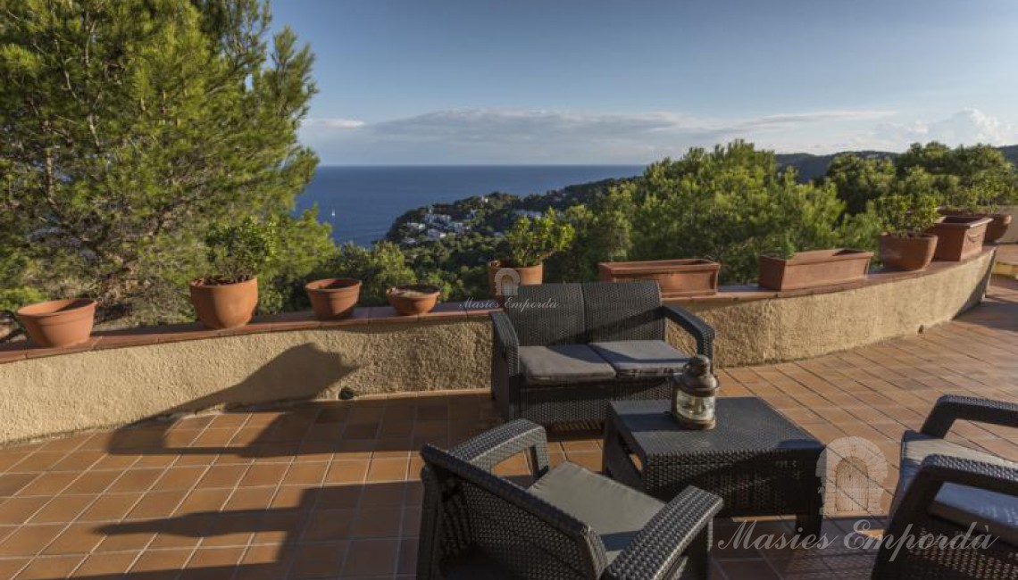 Terraza de la casa con vistas a las calas y el mar. 
