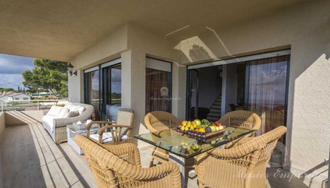 Terraza  en la planta segunda de la casa con vistas a las calas del entorno 