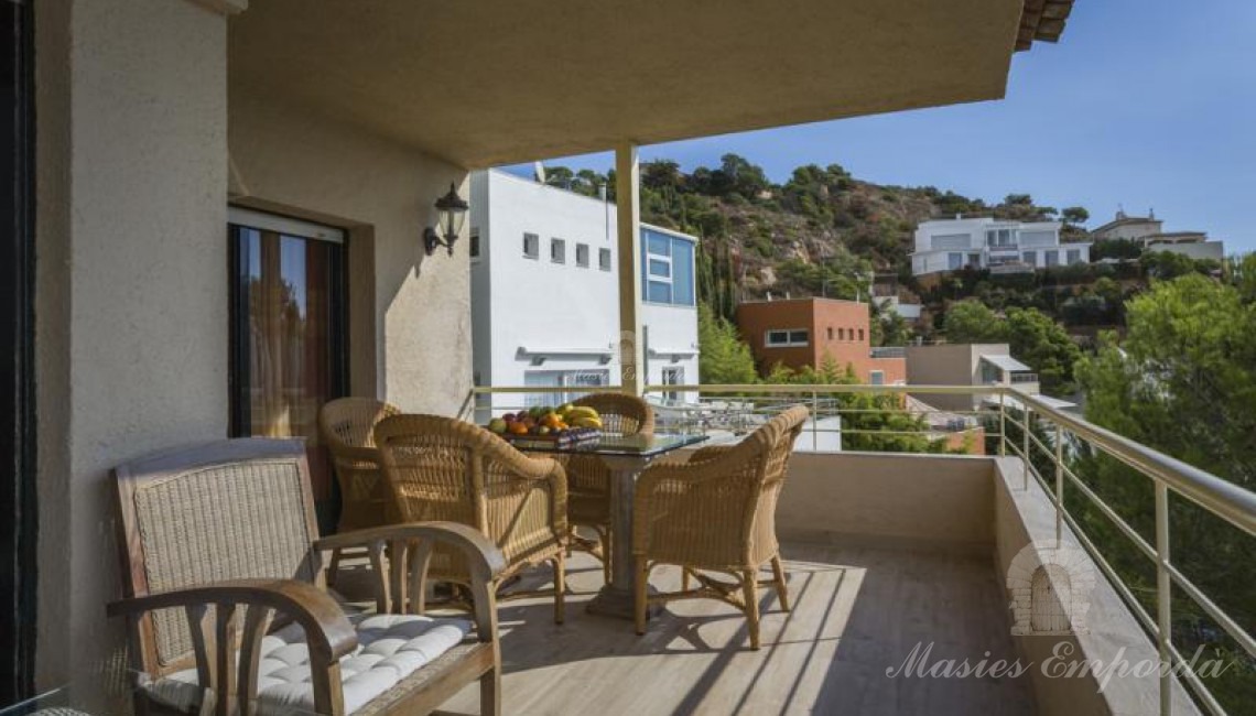 Terraza  en la planta segunda de la casa con vistas a las calas del entorno 