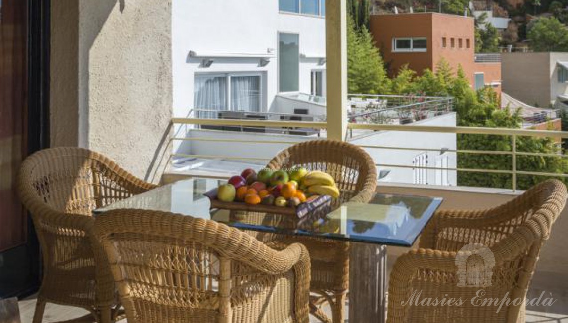 Terraza en la planta segunda de la casa con vistas a las calas del entorno 