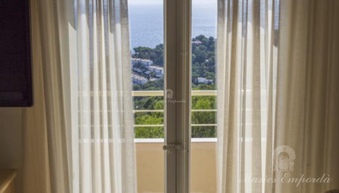 Detalles de la perspectiva de un de las suites de la casa con la terraza privada al fondo con vistas a la calas y al mar. 