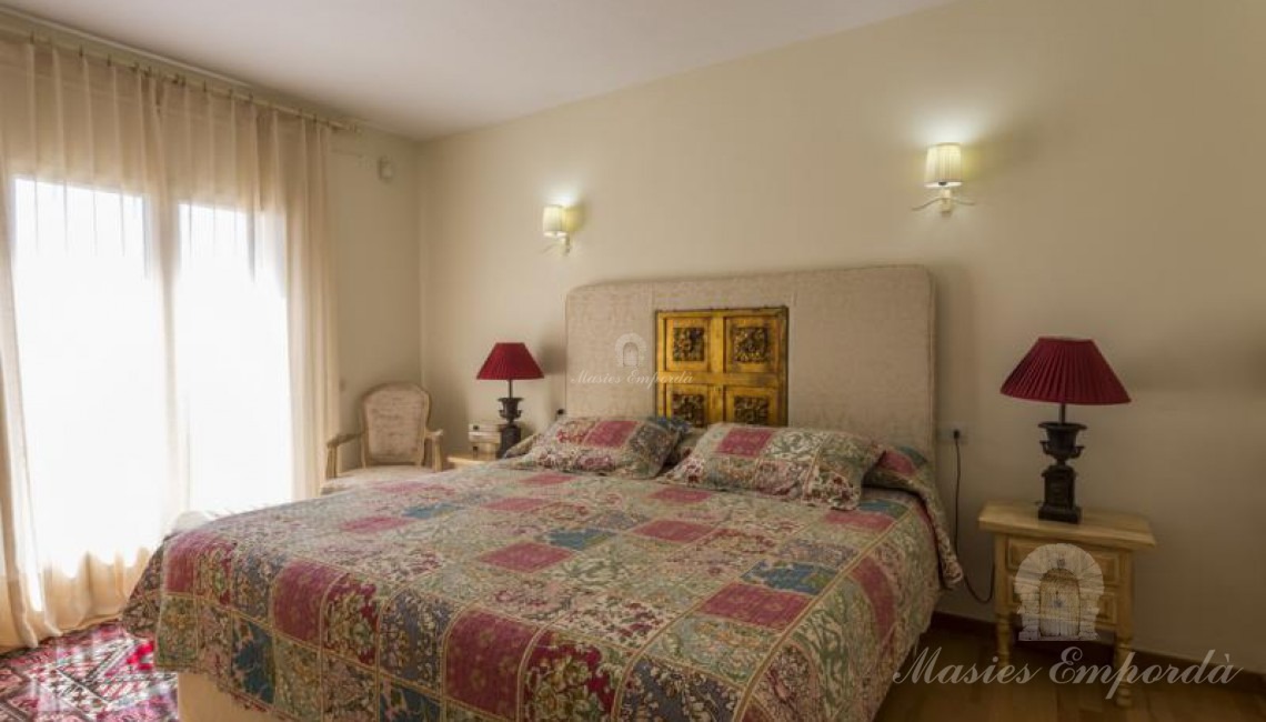 Detalles de la perspectiva de un de las suites de la casa con la terraza privada al fondo con vistas a la calas y al mar. 