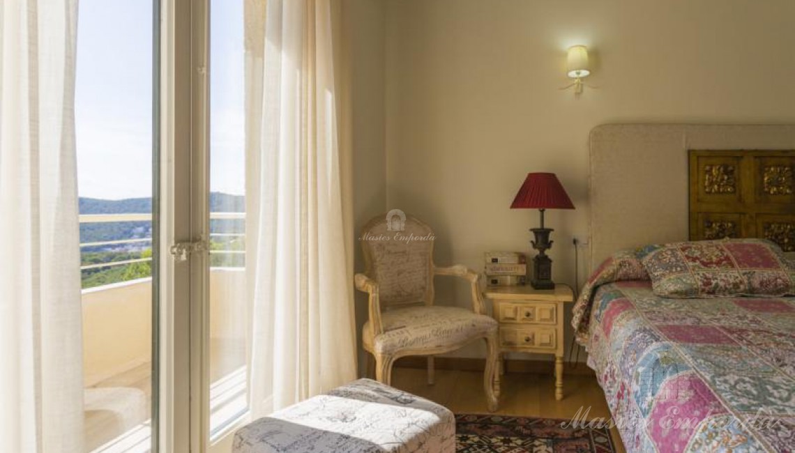 Detalles de la perspectiva de un de las suites de la casa con la terraza privada al fondo con vistas a la calas y al mar. 