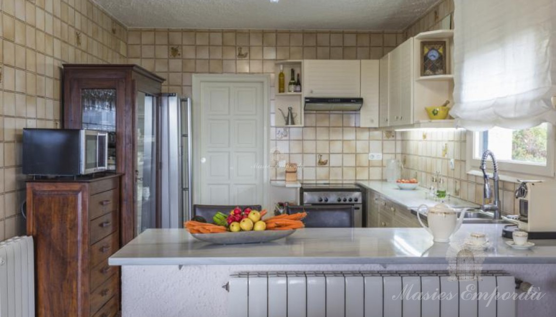  Vista general de la cocina con la despensa y la sala de máquinas al fondo. 