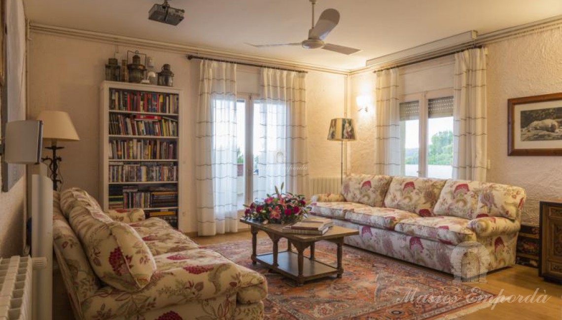 Salón de la planta tercera con acceso a la tarraza y el jardín. 