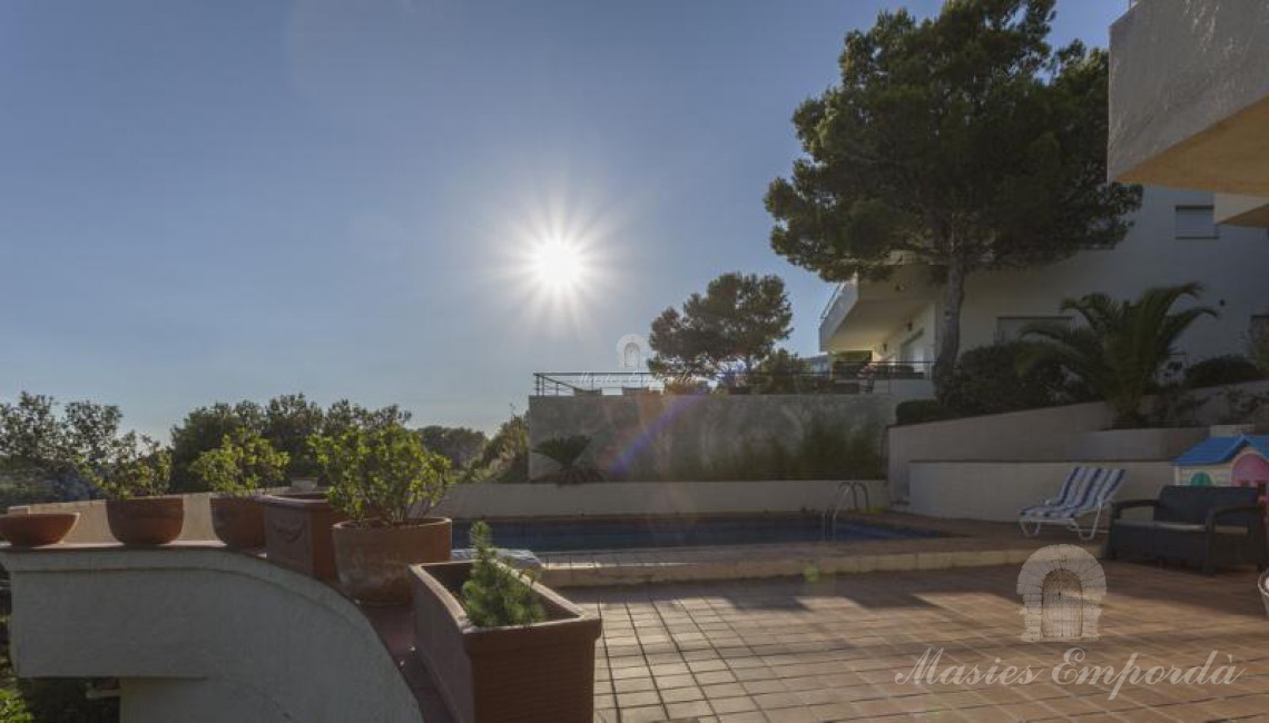 Terraza de la casa con vistas a la piscina. 
