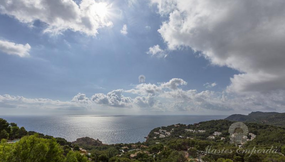 Panorámica de la costa y el mar desde la terraza  