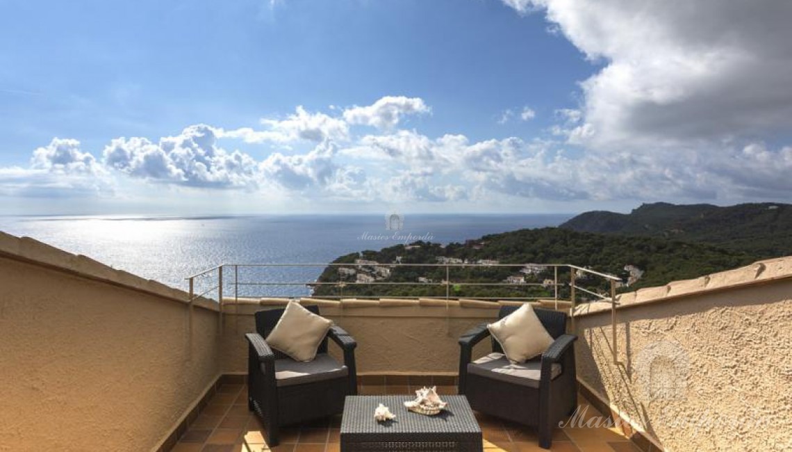 Vista desde la terraza de la primera planta del entorno, mar, montañas, calas 