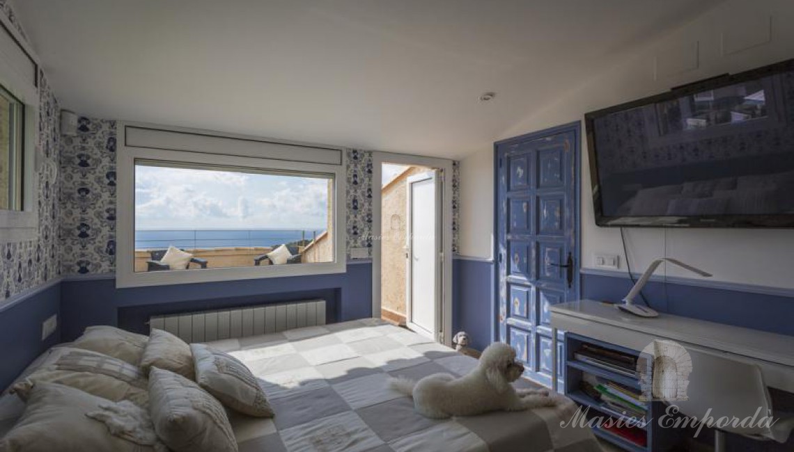 Detalles de la perspectiva de un de las suites de la casa con la terraza privada al fondo con vistas a la calas y al mar. 