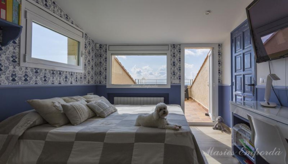 Detalles de la perspectiva de un de las suites de la casa con la terraza privada al fondo con vistas a la calas y al mar. 