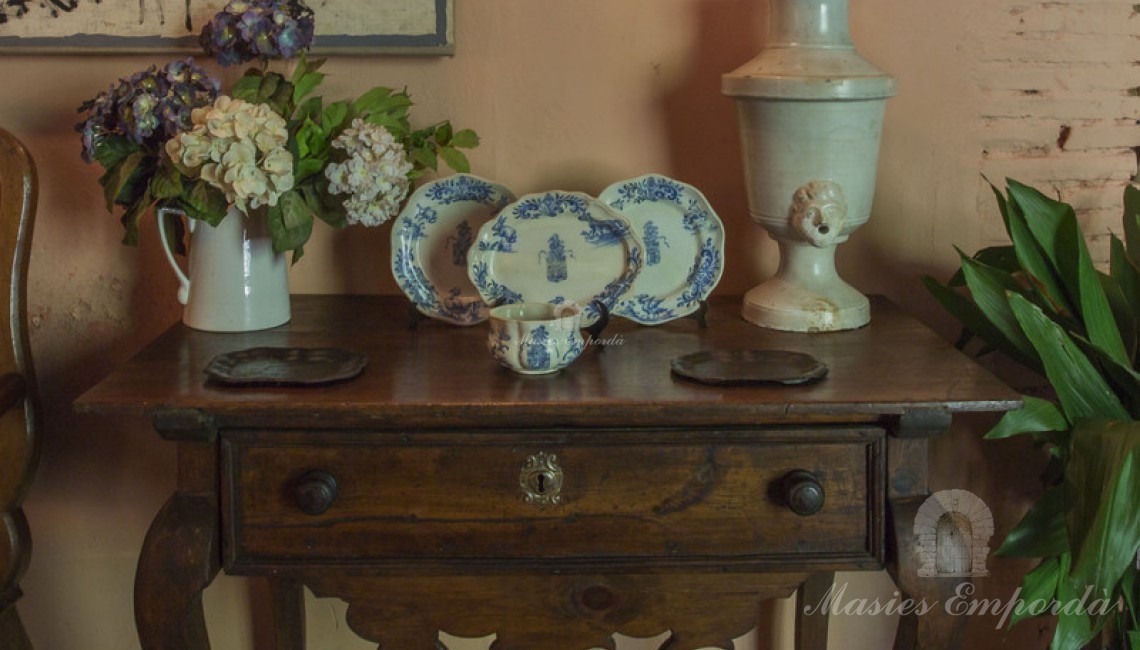 Detalle de mueble de la planta superior con platos de porcelana italiana y jarrón 