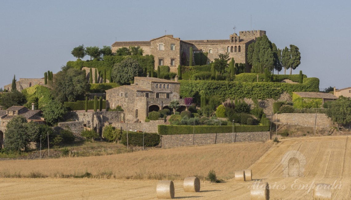 Vista de castillo de Foixá en el Baix Empordà y parte de la muralla fortificada y vista del jardín que lo rodea la propiedad