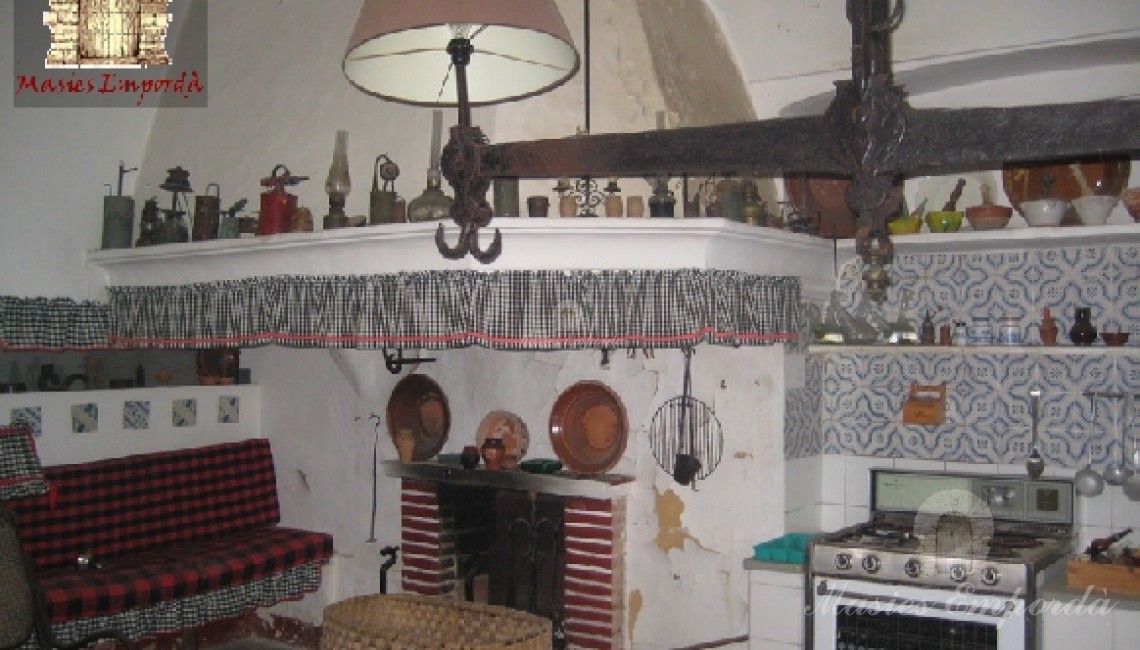 Cocina de la casa con chimenea 