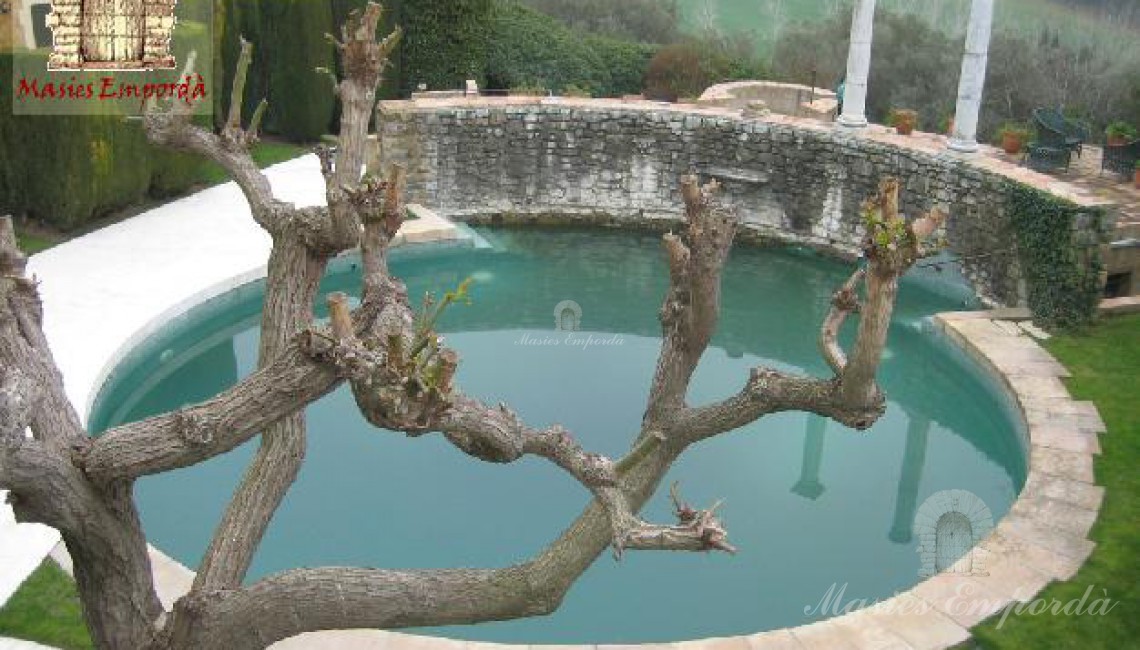 Piscina del castillo con vistas al pequeño valle de Foixà 
