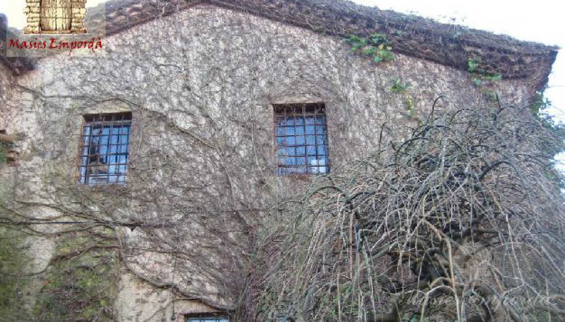 Fachada lateral de la masía 
