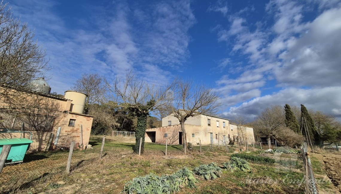 Vista del lateral de la masía y las cuadras