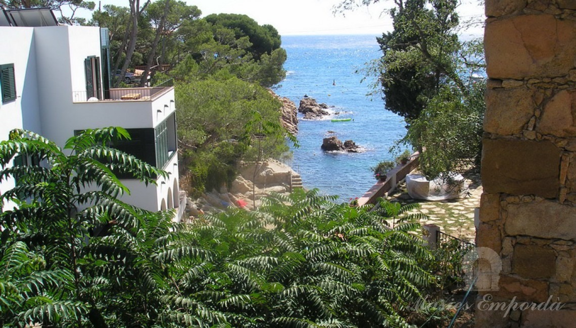 Vistas al mar desde la glorieta del final del jardín  