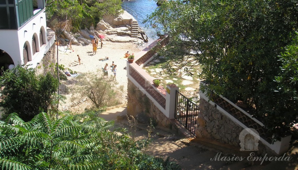 Vistas a la playa y al mar desde la glorieta del final del jardín  