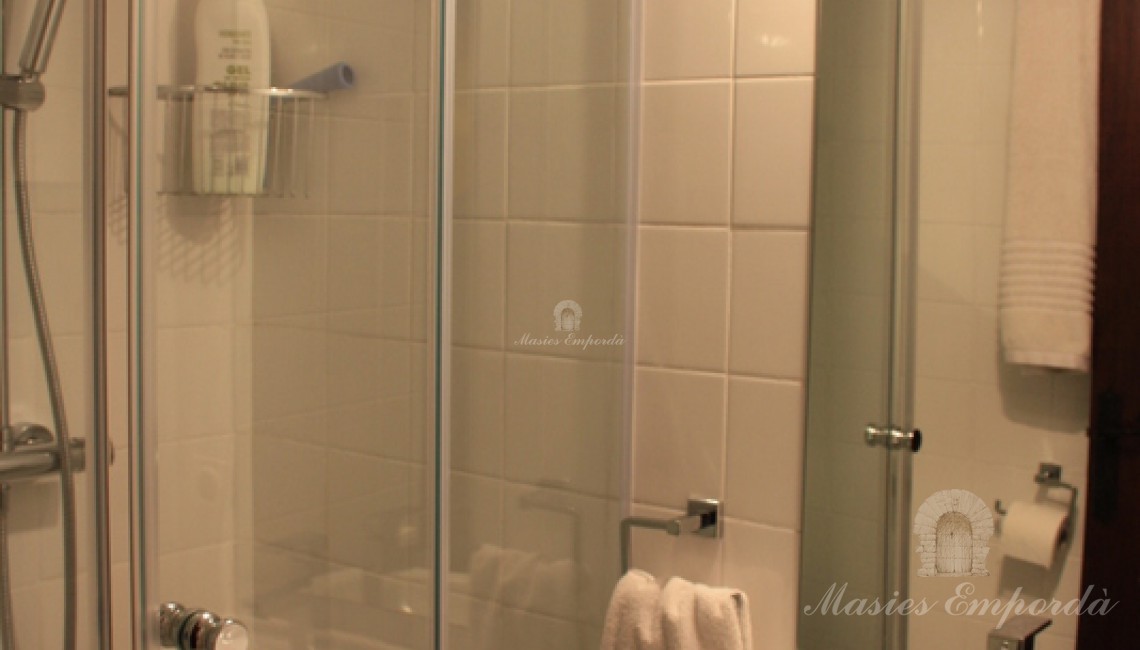 Baño completo de una de las habitaciones de la casa 