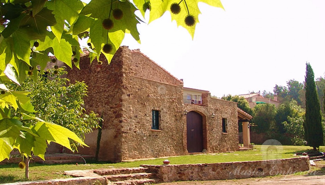 Vista de la masía y parte de jardín