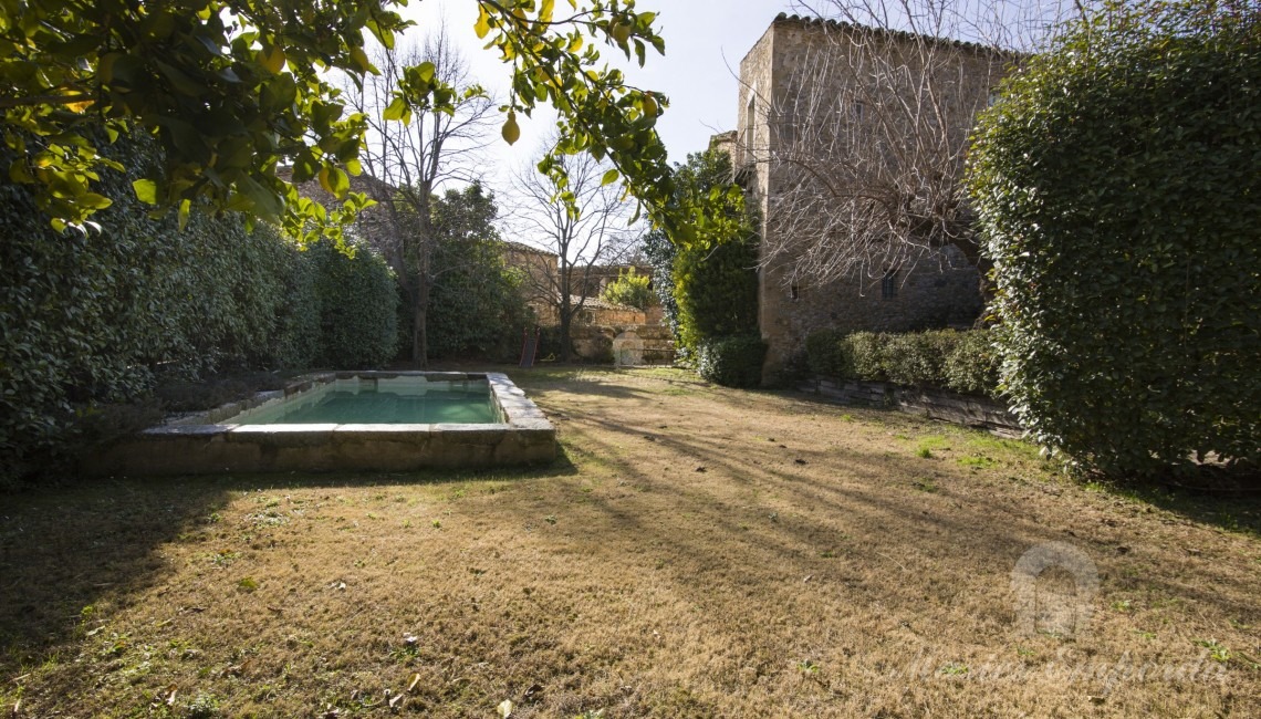 Jardín y piscina