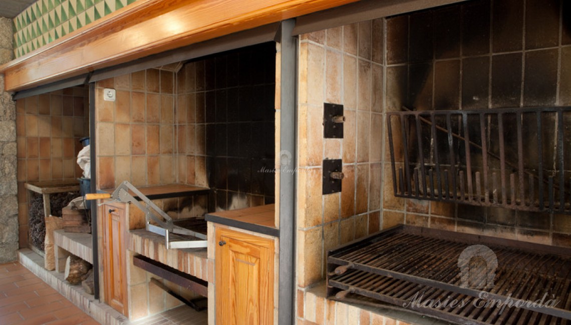 Detalle de las barbacoas y asadores de la cocina de la casa de invitados 
