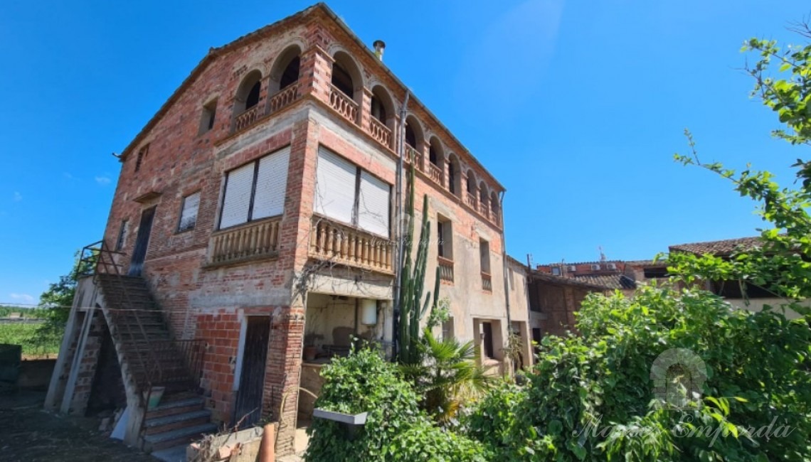Vista de la fachada de la masía