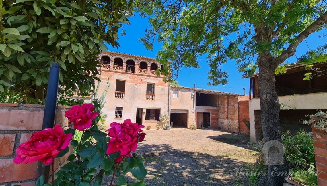 Vista de la fachada de la masía
