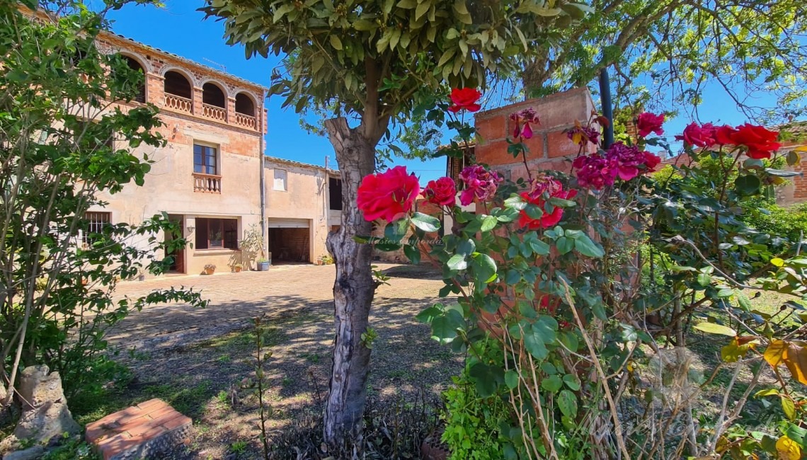 Vista de la fachada de la masía