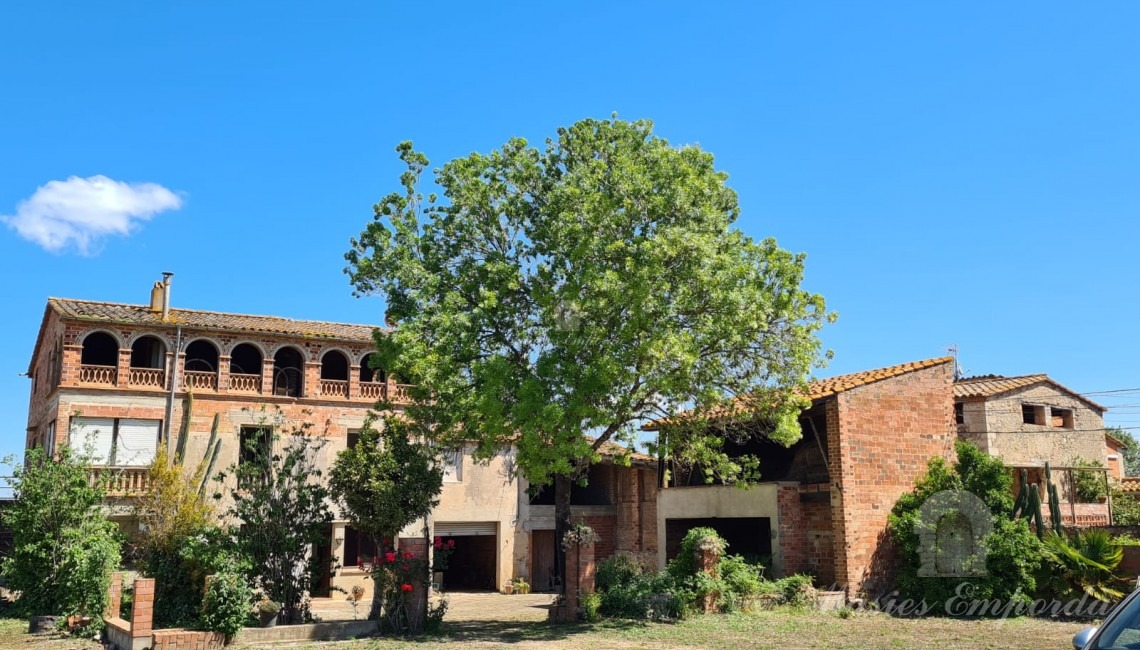 Vista de la fachada de la masía