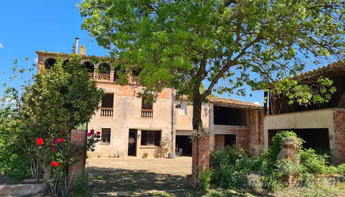 Vista de la fachada de la masía