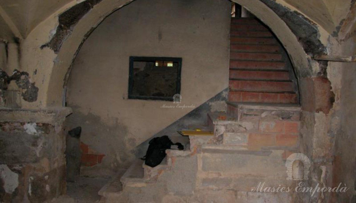 Entrada a la masía principal desde la era 