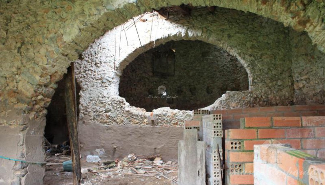 Interior de las cuadras con arco de medio punto
