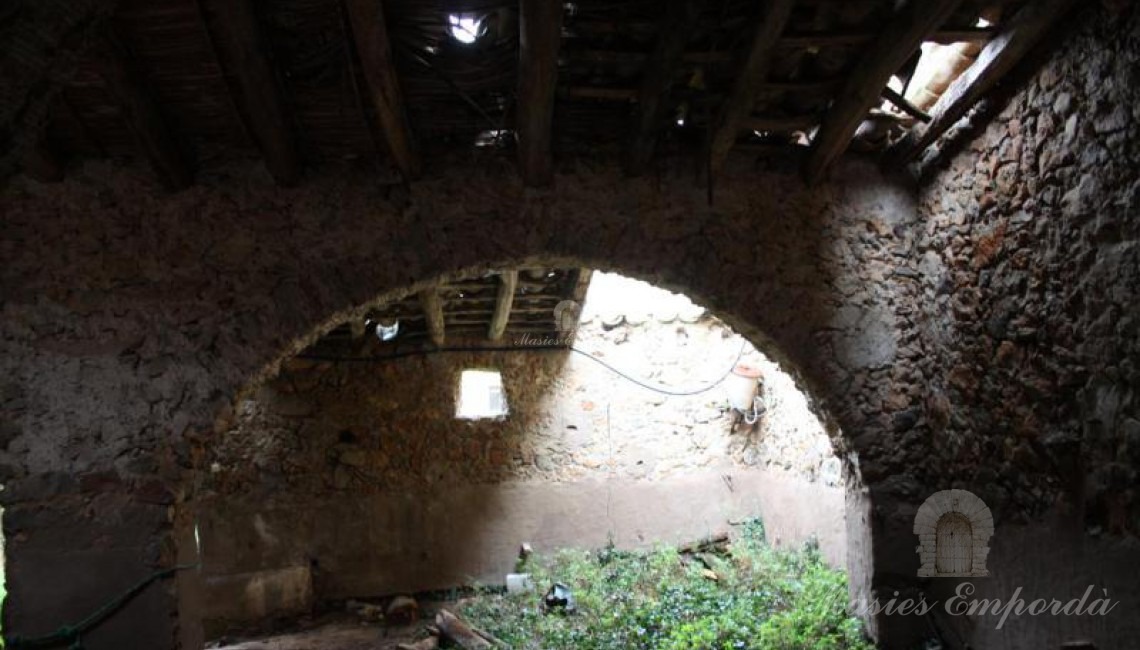 Interior de las cuadras con arco de medio punto