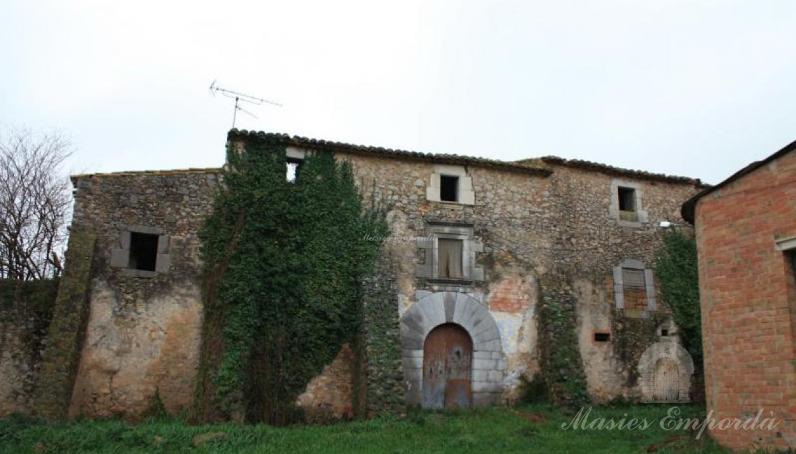 Fachada principal de la entrada de la masía 