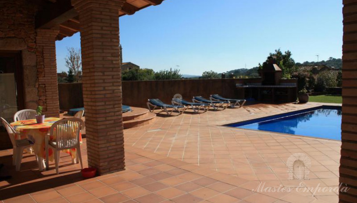 Vistas desde el porche a la piscina y el valle