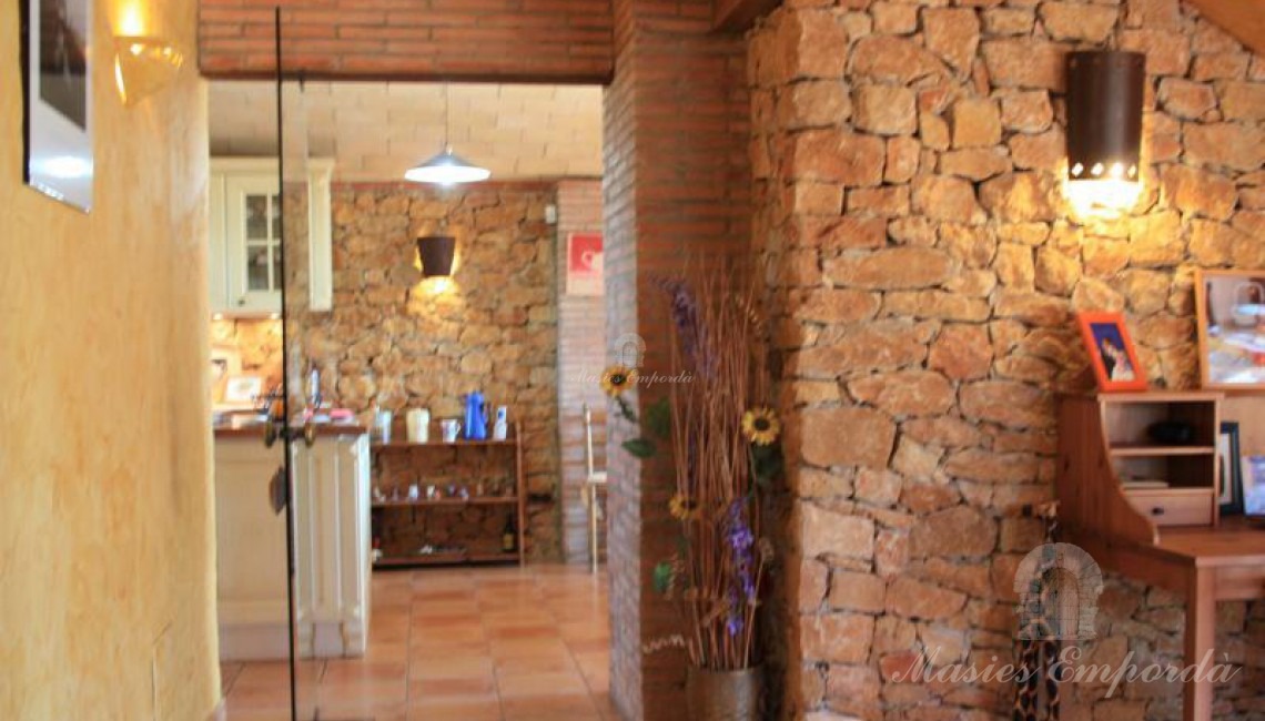 Entrada a la cocina office y salón comedor y de estar con salida directa al jardín