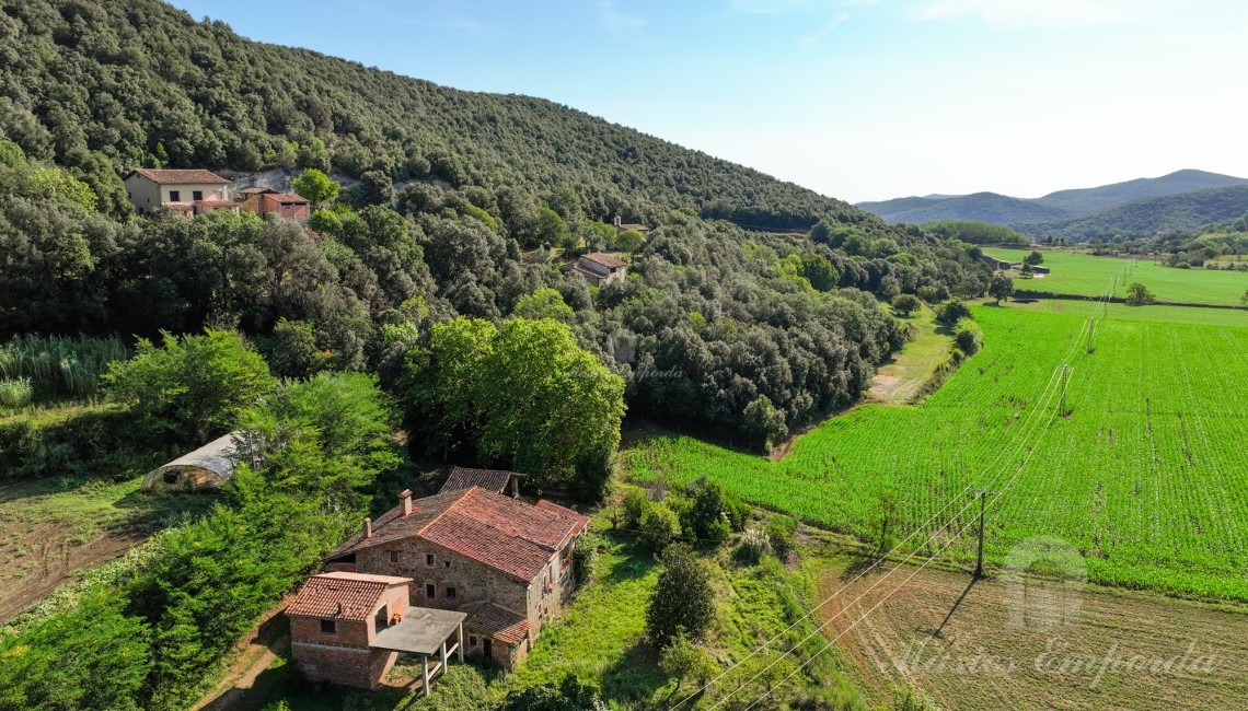 Vistas del conjunto de la masía Vistas del conjunto de la masía