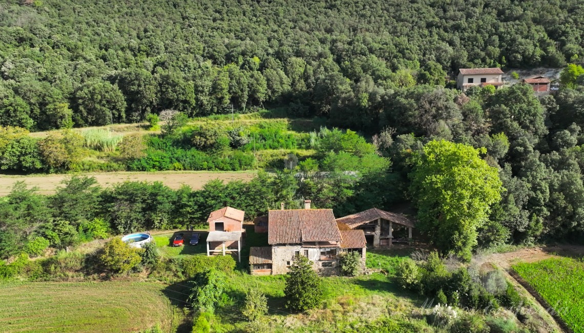 Vistas del conjunto de la masía Vistas del conjunto de la masía