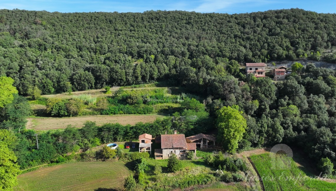 Vistas del conjunto de la masía Vistas del conjunto de la masía