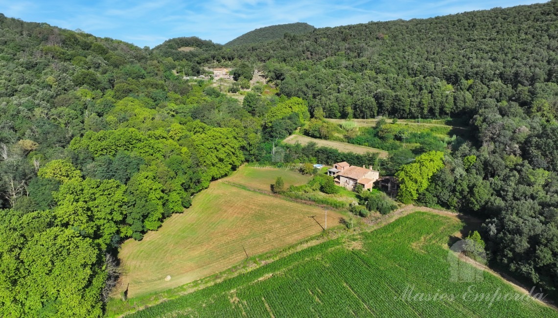 Vistas del conjunto de la masía Vistas del conjunto de la masía