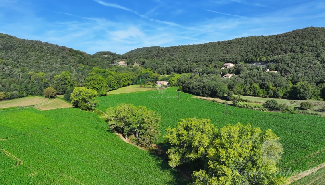 Vistas del conjunto de la masía Vistas del conjunto de la masía