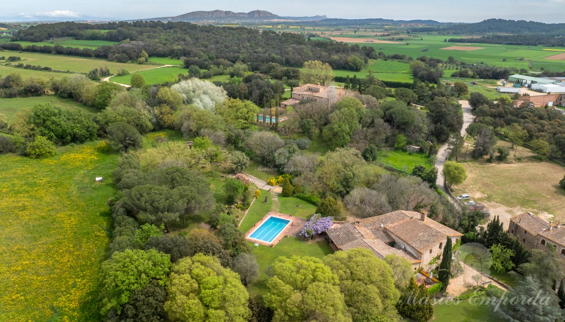 Vistas de la piscina de la masía 