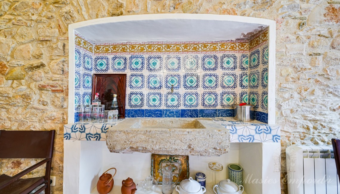 Comedor con detalles de la antigua fregadera