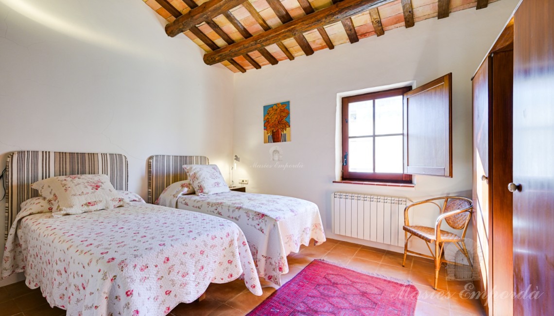 Habitación ubicada en la parte de fachada principal de la segunda planta 