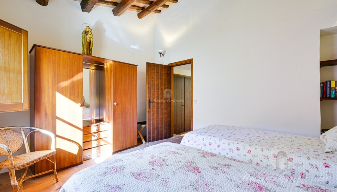 Habitación ubicada en la parte de fachada principal de la segunda planta 