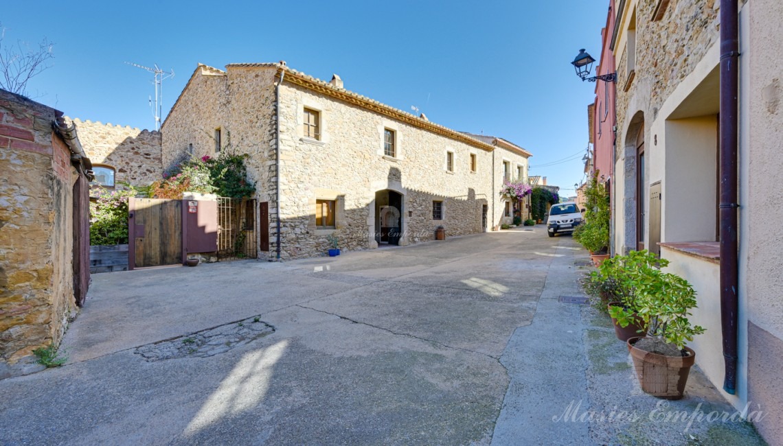 Fachada de la casa y calles