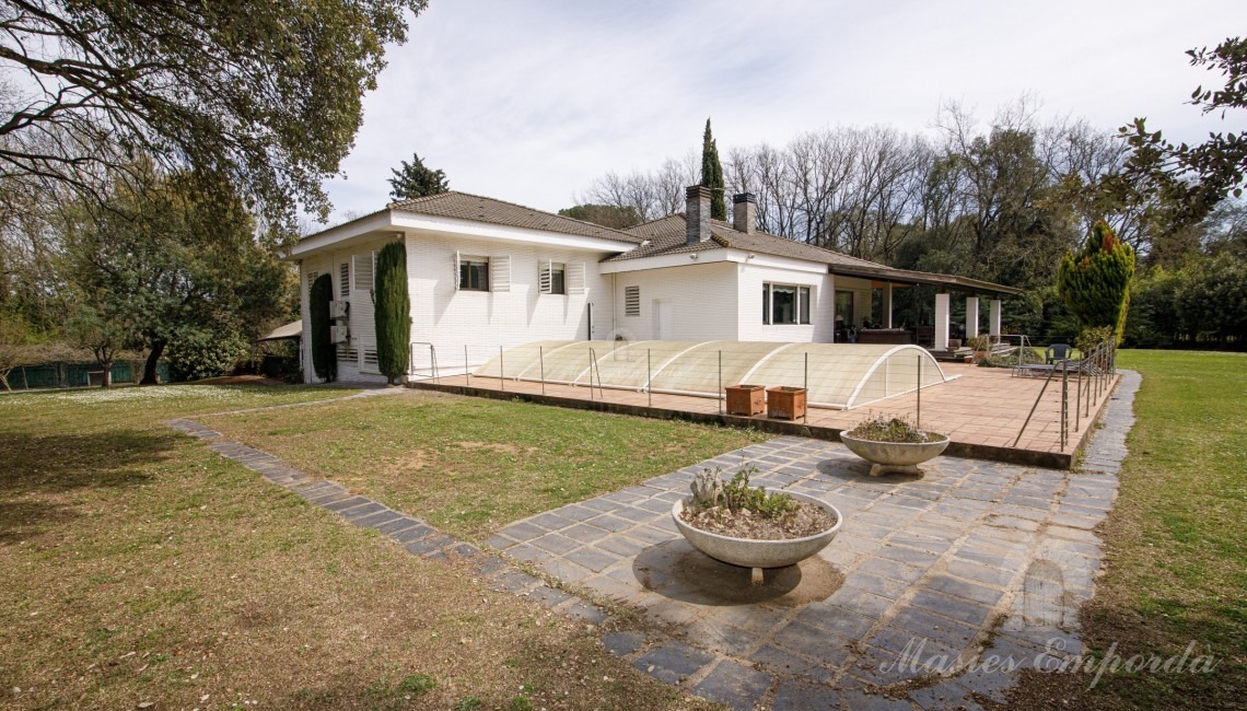 Vistas de la casa y del jardín 